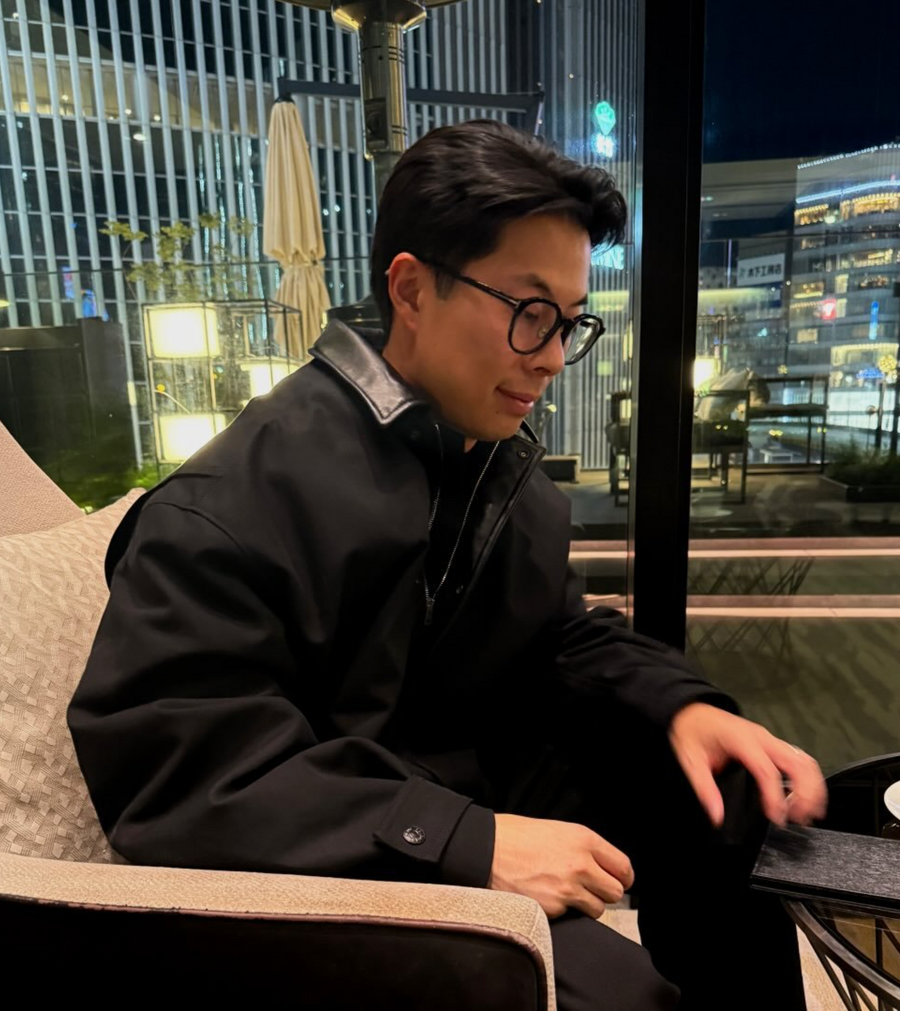 Person holder damprenser i hånden